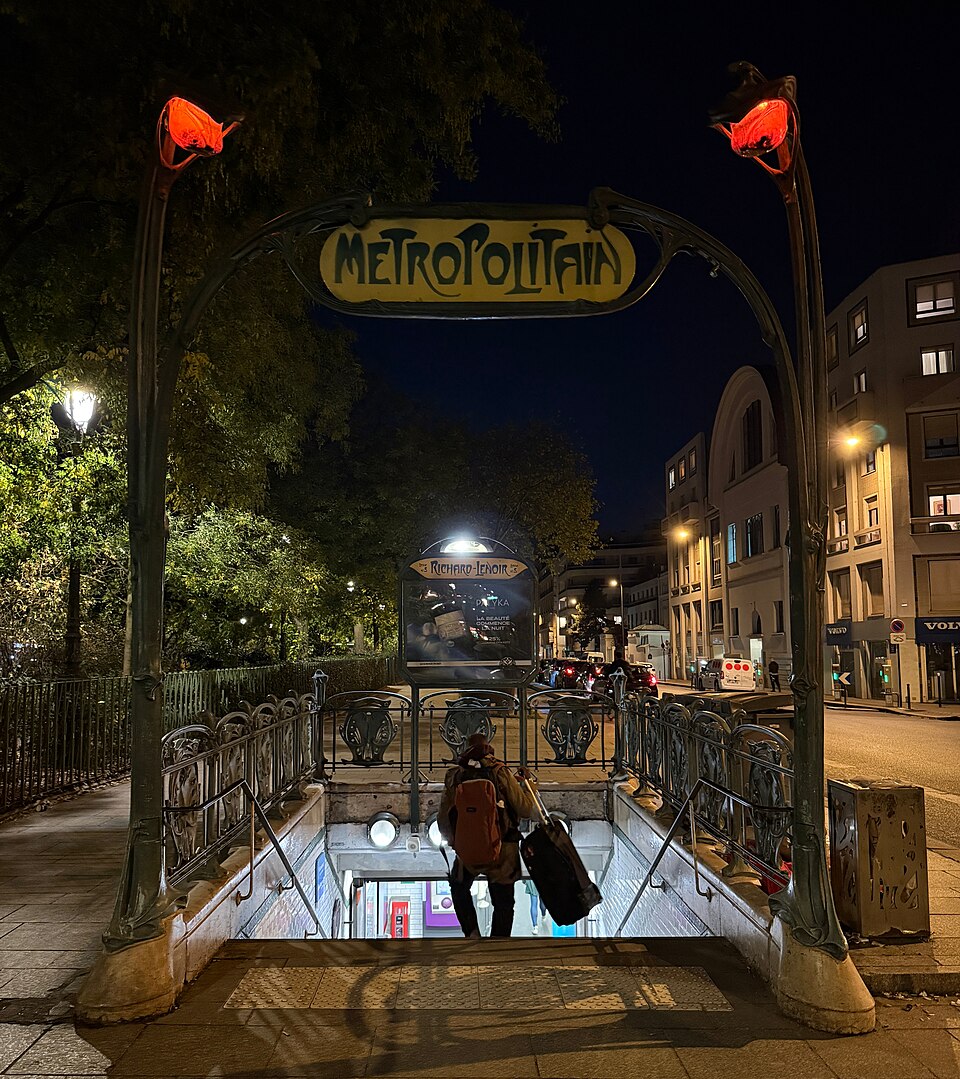 Édicule Guimard de la station Richard-Lenoir - Paris 11ème