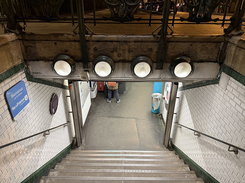 Édicule Guimard de la station Richard-Lenoir - Paris 11ème