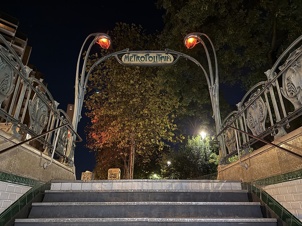 Édicule Guimard de la station Richard-Lenoir - Paris 11ème