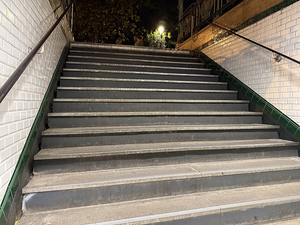 Édicule Guimard de la station Richard-Lenoir - Paris 11ème