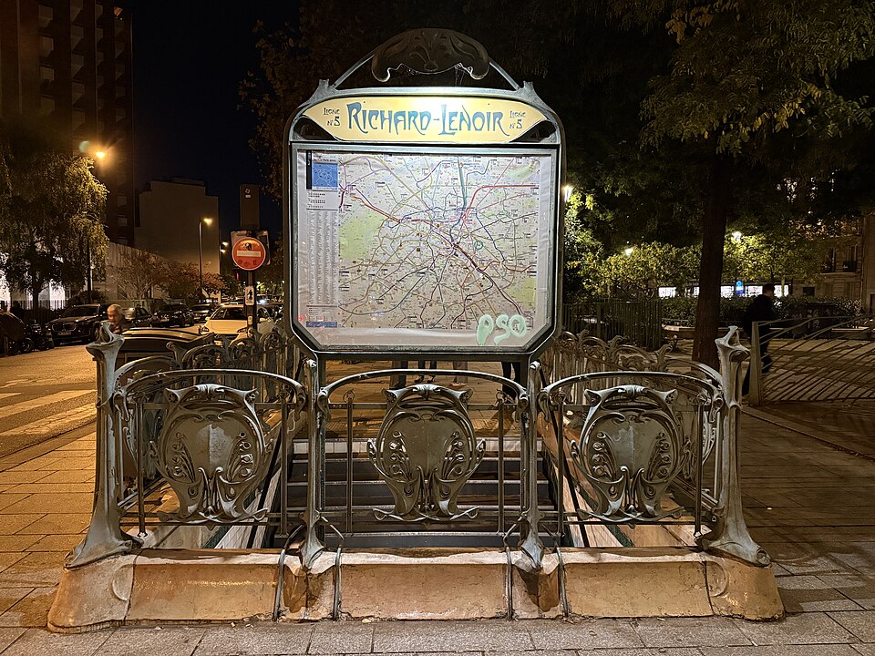 Édicule Guimard de la station Richard-Lenoir - Paris 11ème