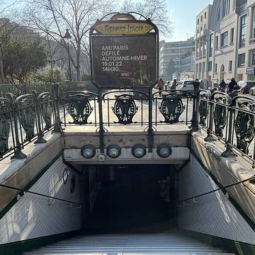 Édicule Guimard de la station Richard-Lenoir - Paris 11ème
