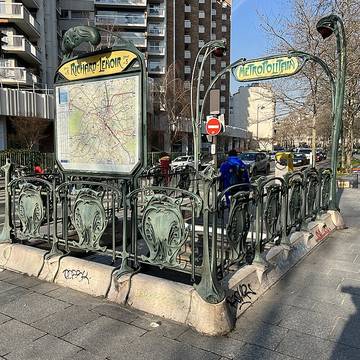 Édicule Guimard de la station Richard-Lenoir - Paris 11ème