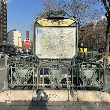 Édicule Guimard de la station Richard-Lenoir - Paris 11ème