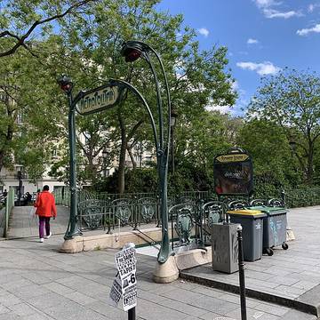Édicule Guimard de la station Richard-Lenoir - Paris 11ème