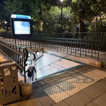 Édicule Guimard de la station Richard-Lenoir - Paris 11ème