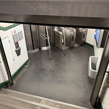 Édicule Guimard de la station Richard-Lenoir - Paris 11ème