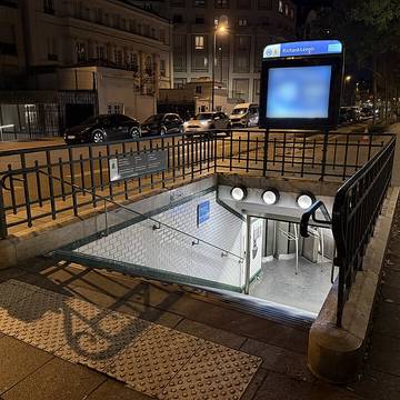 Édicule Guimard de la station Richard-Lenoir - Paris 11ème