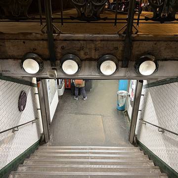 Édicule Guimard de la station Richard-Lenoir - Paris 11ème