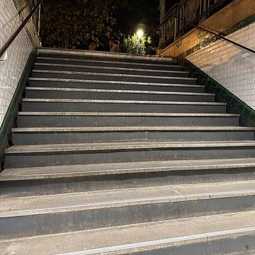 Édicule Guimard de la station Richard-Lenoir - Paris 11ème