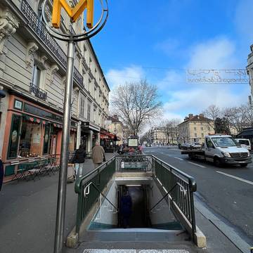 Édicule Guimard de la station Denfert-Rochereau - Paris 14ème