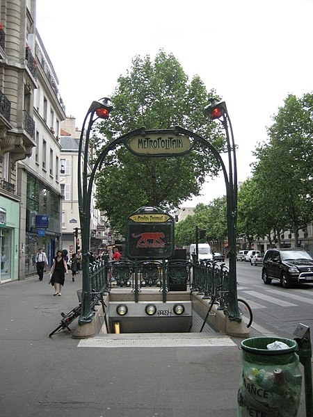 Édicule Guimard de la station Mouton-Duvernet - Paris 14ème