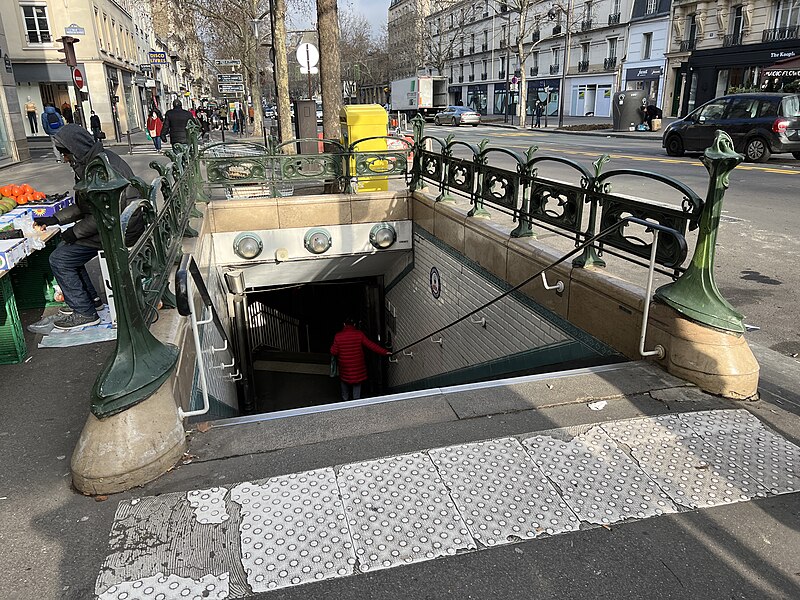 Édicule Guimard de la station Mouton-Duvernet - Paris 14ème