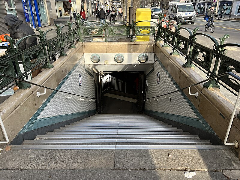 Édicule Guimard de la station Mouton-Duvernet - Paris 14ème