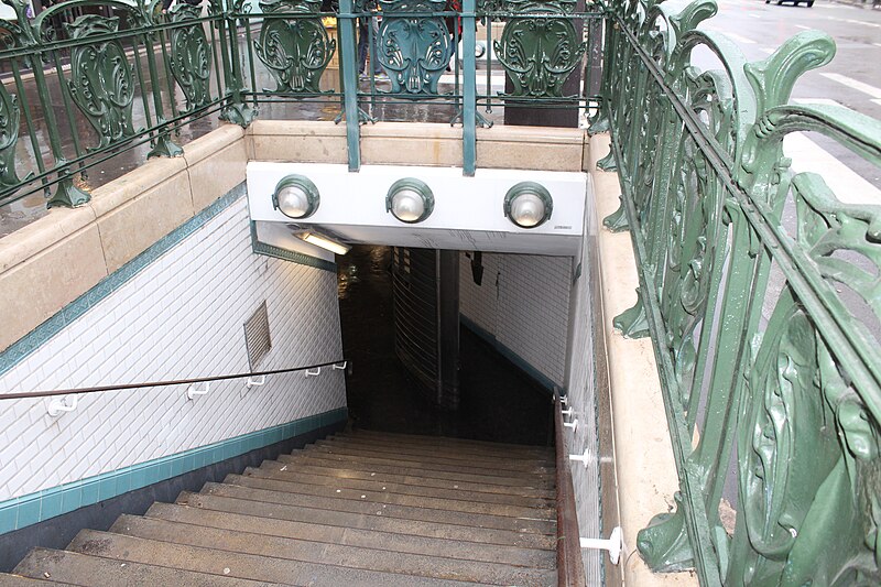 Édicule Guimard de la station Mouton-Duvernet - Paris 14ème