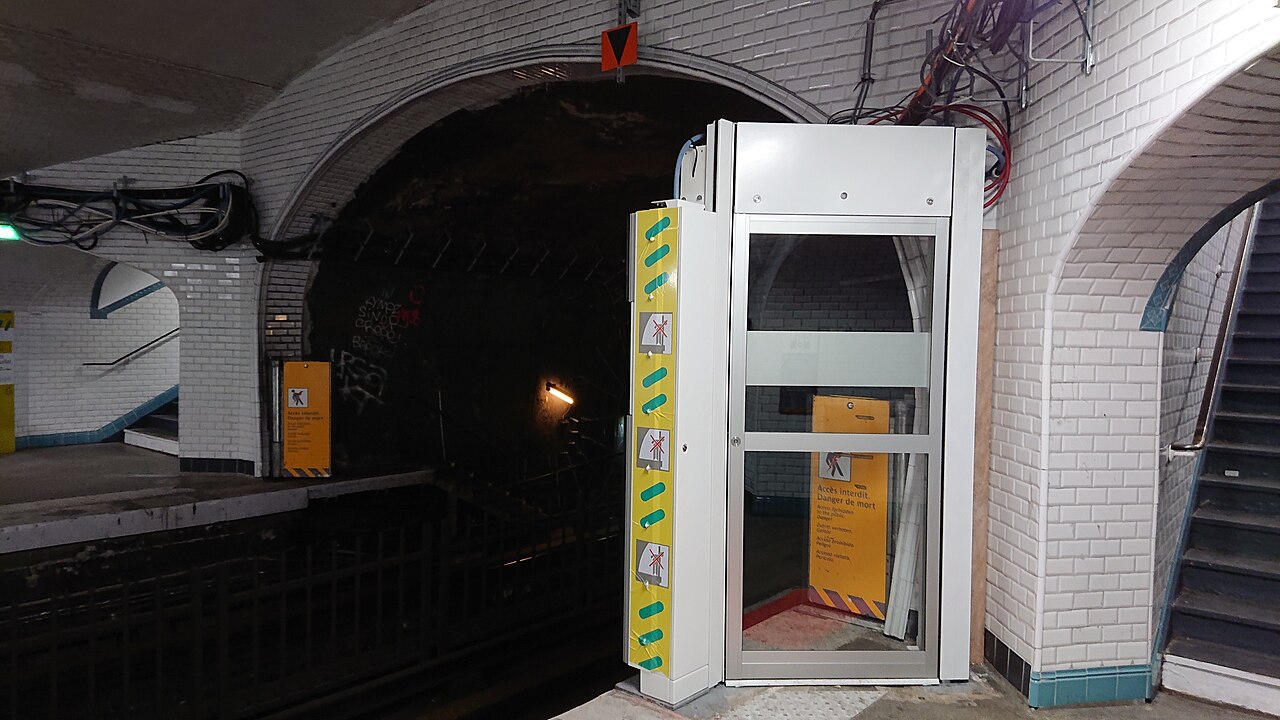 Édicule Guimard de la station Mouton-Duvernet - Paris 14ème