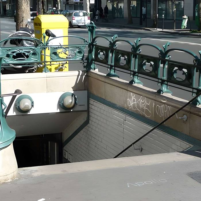 Photo de Édicule Guimard de la station Mouton-Duvernet - Paris 14ème