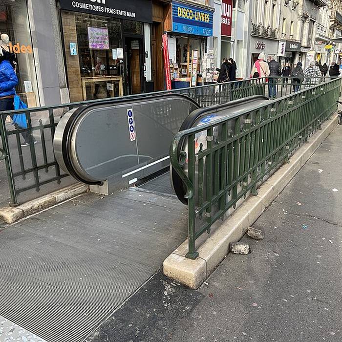 Photo de Édicule Guimard de la station Mouton-Duvernet - Paris 14ème