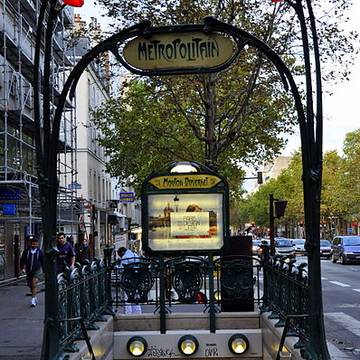 Édicule Guimard de la station Mouton-Duvernet - Paris 14ème