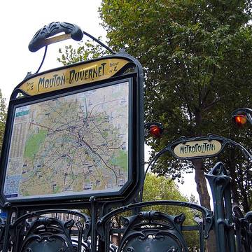 Édicule Guimard de la station Mouton-Duvernet - Paris 14ème