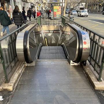 Édicule Guimard de la station Mouton-Duvernet - Paris 14ème
