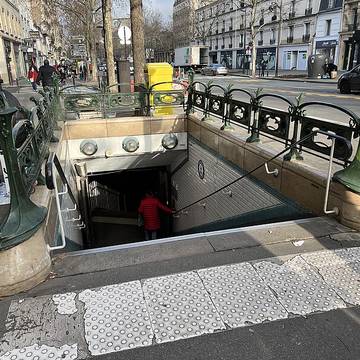 Édicule Guimard de la station Mouton-Duvernet - Paris 14ème