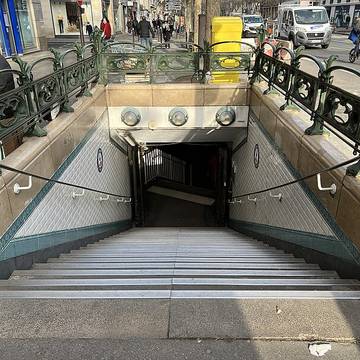 Édicule Guimard de la station Mouton-Duvernet - Paris 14ème