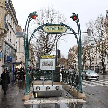 Édicule Guimard de la station Mouton-Duvernet - Paris 14ème