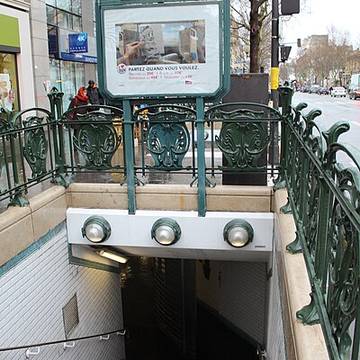 Édicule Guimard de la station Mouton-Duvernet - Paris 14ème