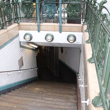 Édicule Guimard de la station Mouton-Duvernet - Paris 14ème