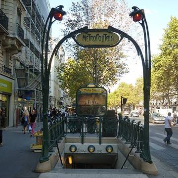 Édicule Guimard de la station Mouton-Duvernet - Paris 14ème
