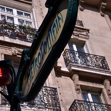 Édicule Guimard de la station Mouton-Duvernet - Paris 14ème