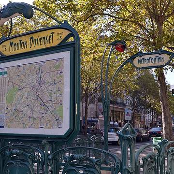 Édicule Guimard de la station Mouton-Duvernet - Paris 14ème