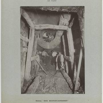 Édicule Guimard de la station Mouton-Duvernet - Paris 14ème