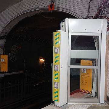 Édicule Guimard de la station Mouton-Duvernet - Paris 14ème