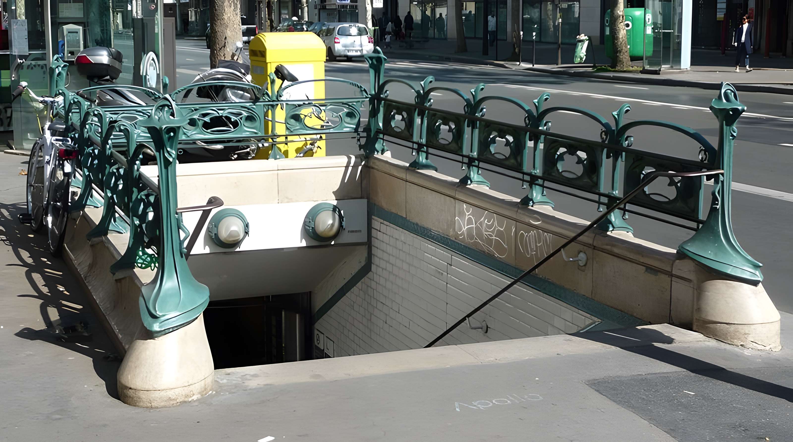 Édicule Guimard de la station Mouton-Duvernet - Paris 14ème 