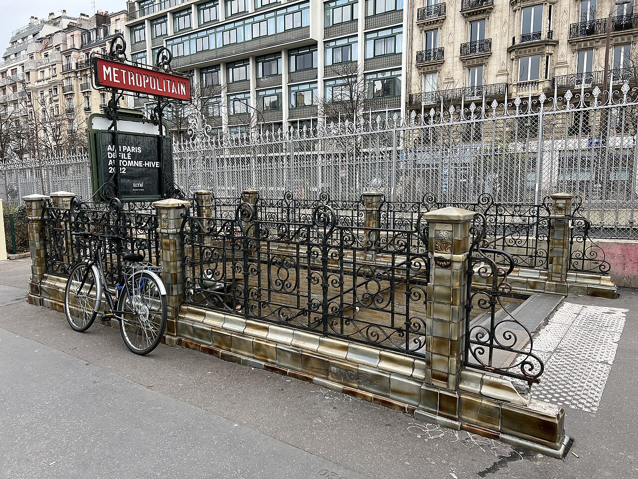Édicule Guimard de la station Pasteur - Paris 15ème