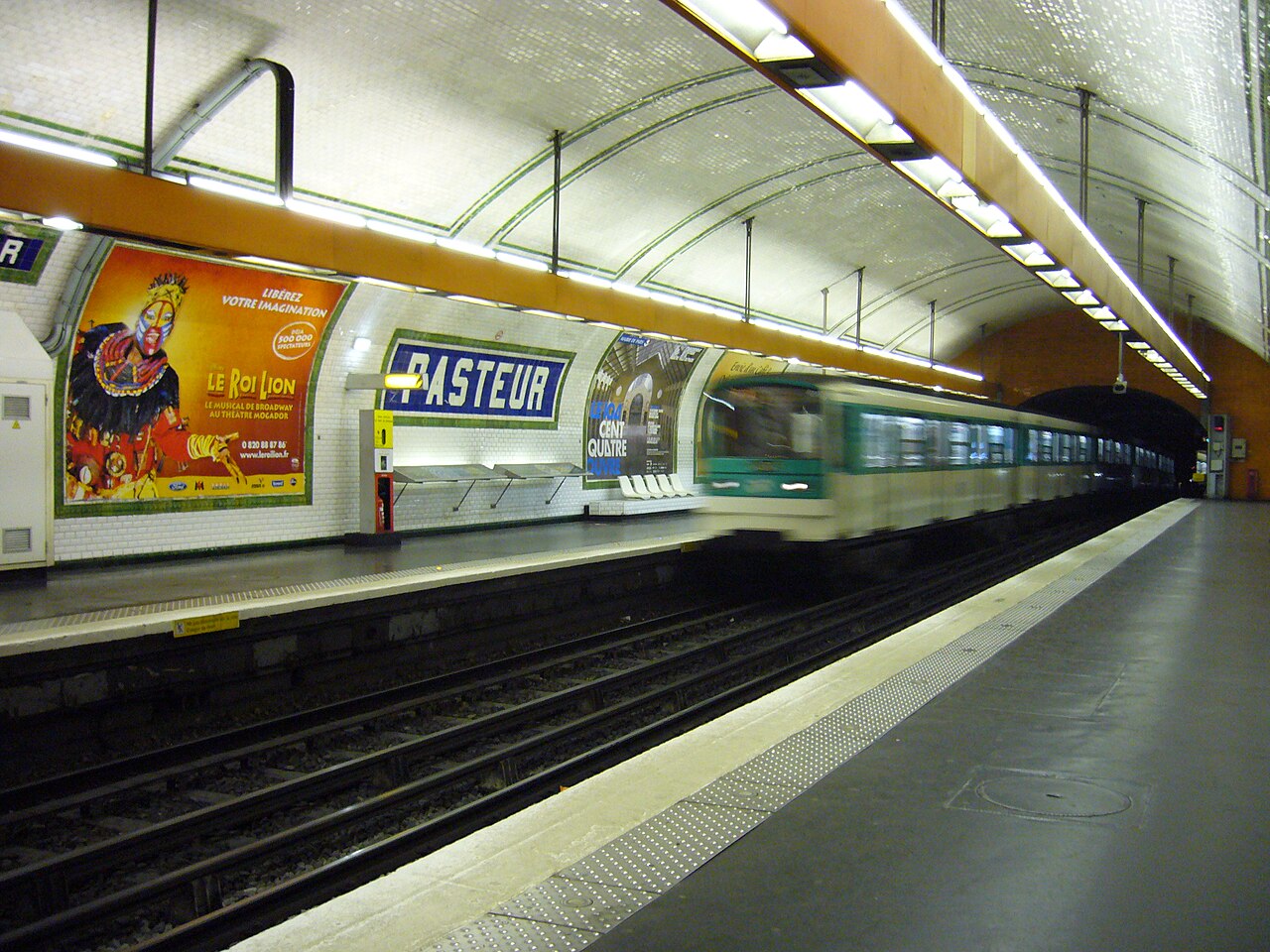 Édicule Guimard de la station Pasteur - Paris 15ème