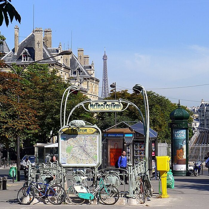 Photo de Édicule Guimard de la station Pasteur - Paris 15ème