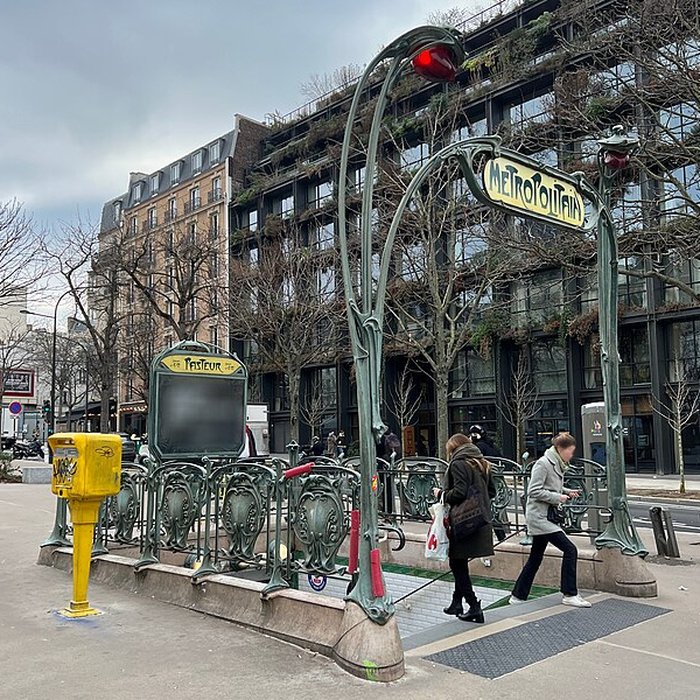Photo de Édicule Guimard de la station Pasteur - Paris 15ème