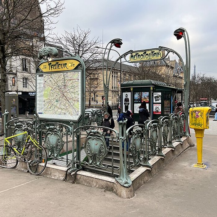 Photo de Édicule Guimard de la station Pasteur - Paris 15ème