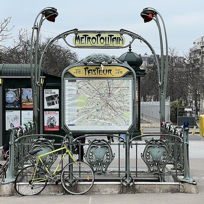 Photo de Édicule Guimard de la station Pasteur - Paris 15ème