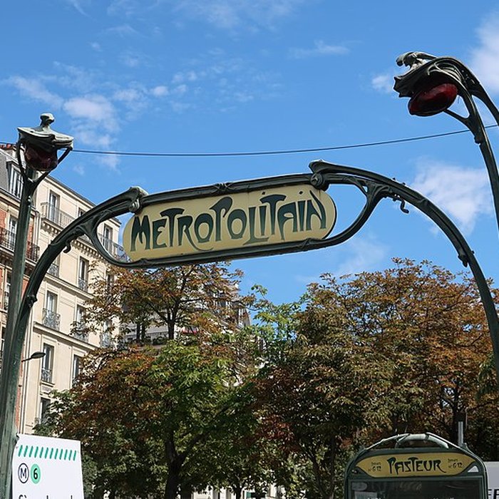 Photo de Édicule Guimard de la station Pasteur - Paris 15ème