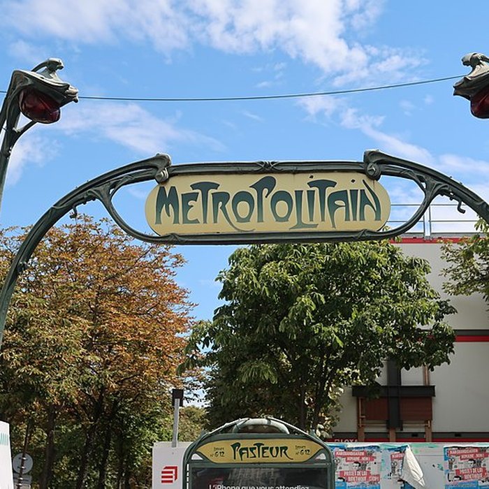 Photo de Édicule Guimard de la station Pasteur - Paris 15ème