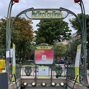 Édicule Guimard de la station Pasteur - Paris 15ème