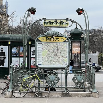 Édicule Guimard de la station Pasteur - Paris 15ème