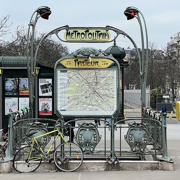 Édicule Guimard de la station Pasteur - Paris 15ème
