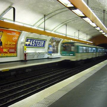 Édicule Guimard de la station Pasteur - Paris 15ème