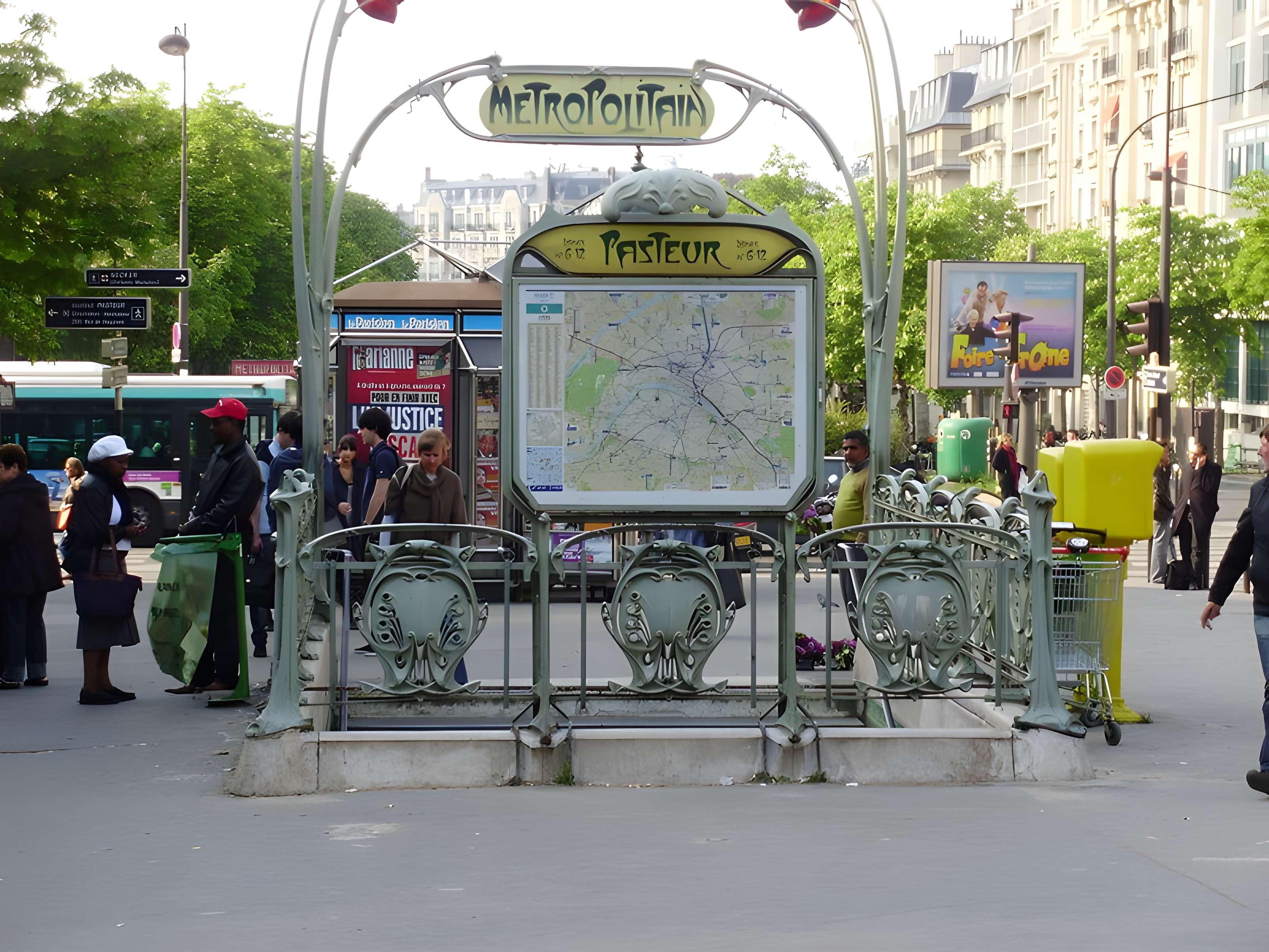 Édicule Guimard de la station Pasteur - Paris 15ème 