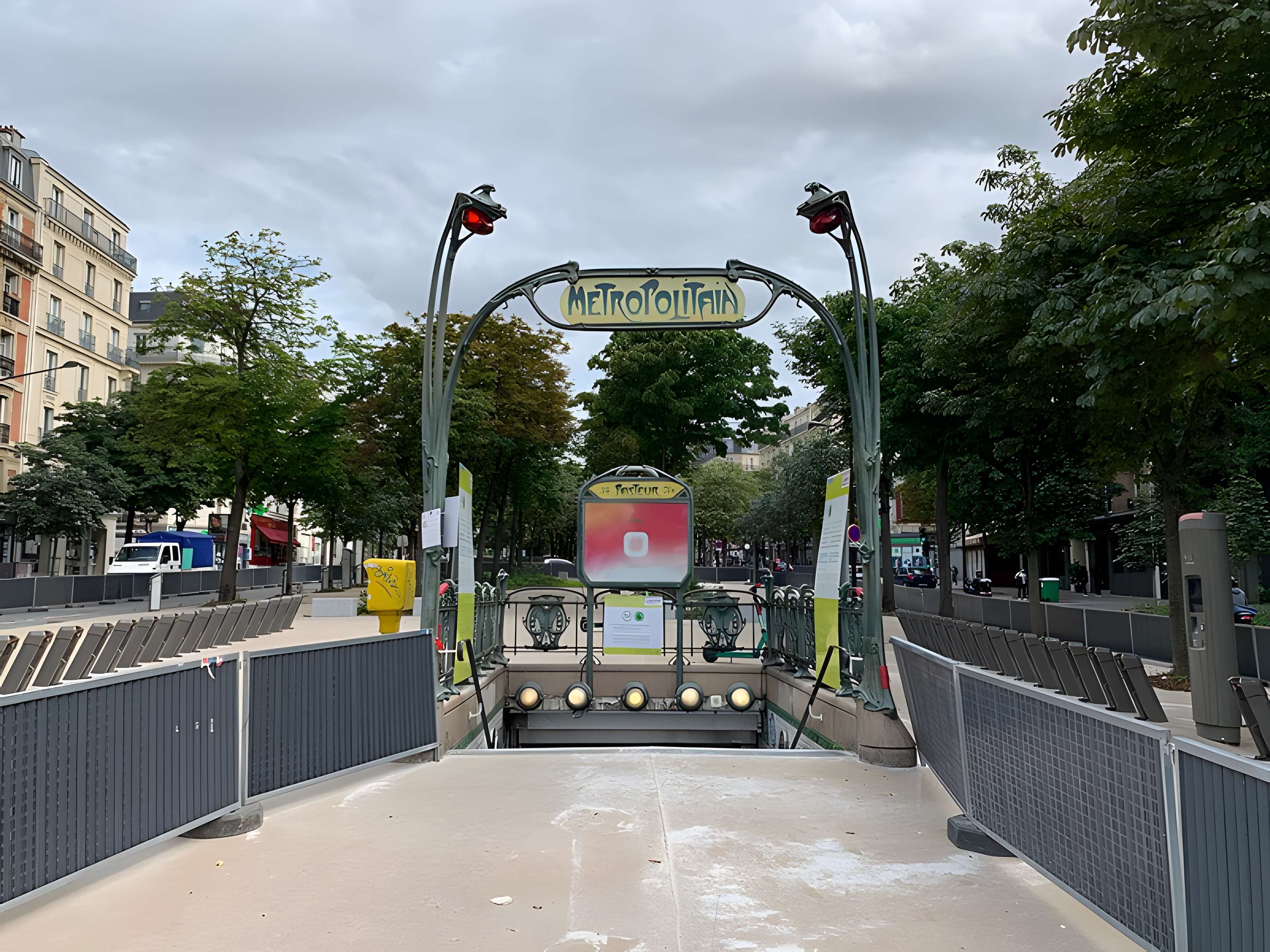 Édicule Guimard de la station Pasteur - Paris 15ème